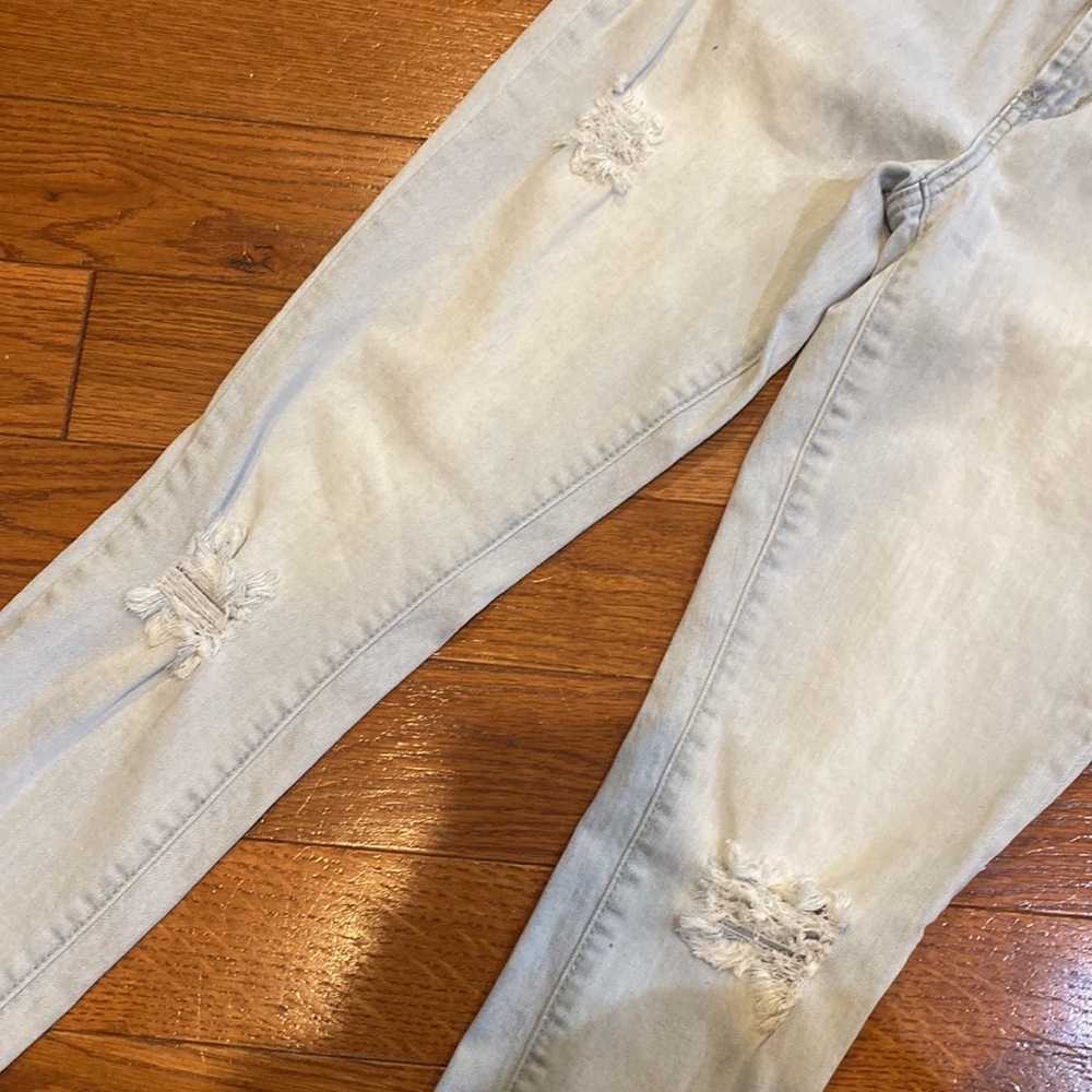 Refuge size 8 highwaisted distressed skinny jeans, light wash - Picture 4 of 7